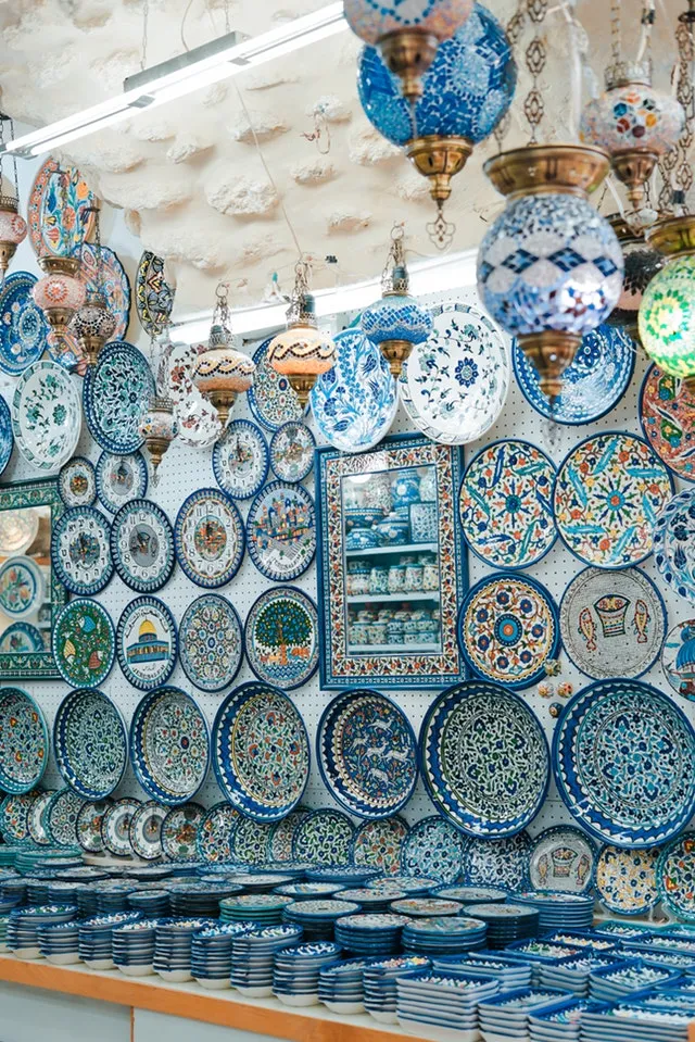 Foto einer Wand mit vielen edlen Porzellan Stücken und Tellern.