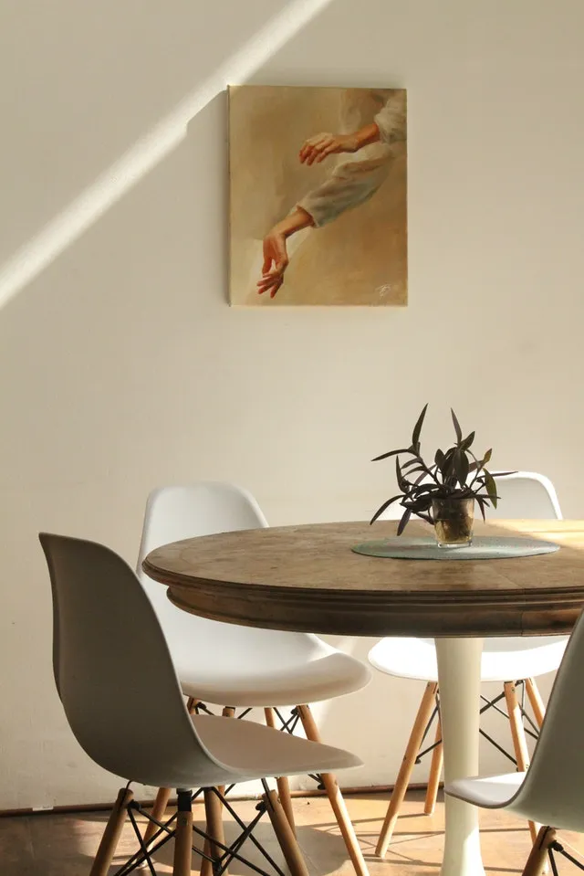 Foto Eines Esszimmers mit Designermöbel bestehen aus einem Tisch und Stühlen mit einem Gemälde an der Wand.