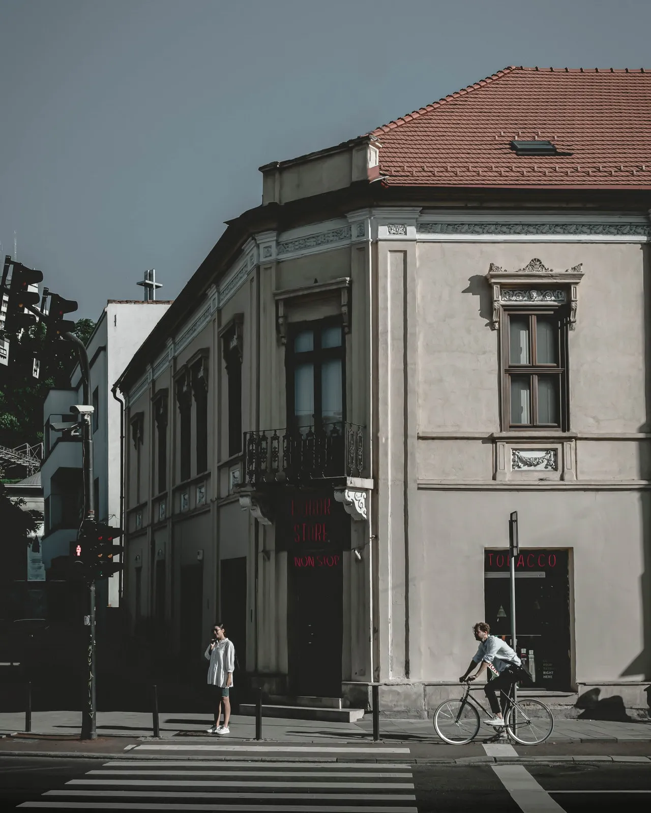 Foto einer Stadt mit einem historischen Gebäude.