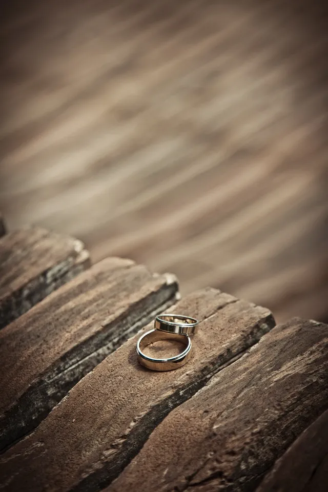 Beispielfoto für Silberschmuck den wir sucen mit zwei Ringen.